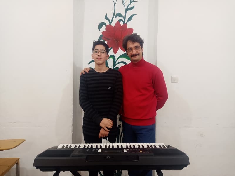 هنرمندی دانش آموزان در نوازندگی ارگ