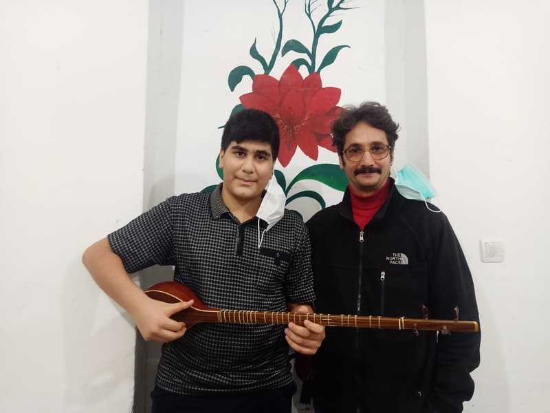 هنرمندی دانش آموز مدرسه در نوازندگی سه تار