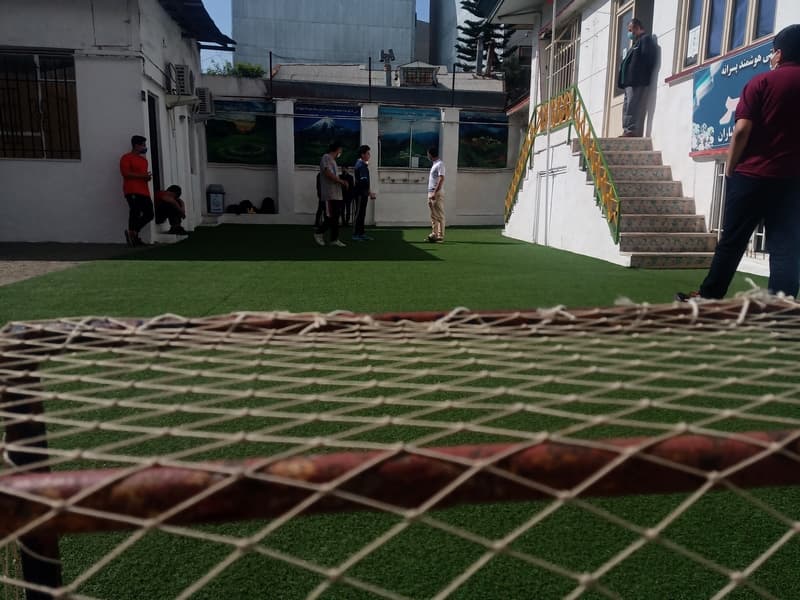 ورزش بر روی چمن مصنوعی مدرسه